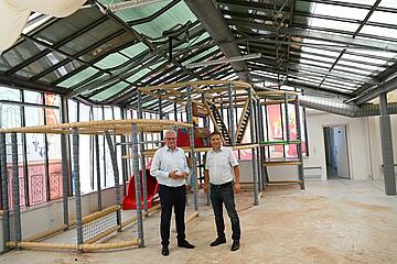 Bürgermeister Thomas Steiner besichtigte gemeinsam mit Günter Buchinger jun. von der IVB Immobilienvermarktung und Bauträger Ges.m.b.H. den ramponierten Indoorspielplatz. 