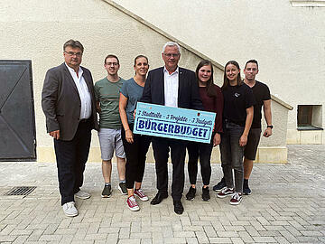 Bürgermeister Thomas Steiner mit dem Kleinhöfleiner Stadtbezirksvorsteher Josef Weidinger mit einer Bürger-Projektgruppe.  