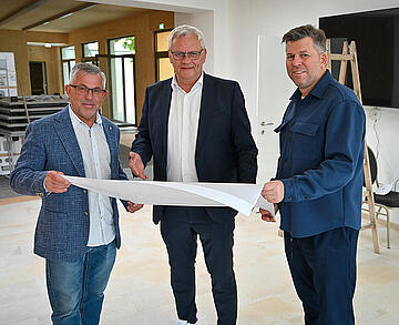 Bürgermeister Thomas Steiner gemeinsam mit Hermann Nährer und Werner  Fleischhacker beim Lokalaugenschein.