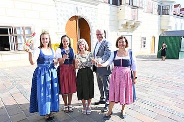 Die amtierende Weinkönigin Susanne Riepl gemeinsam mit ihrer Mutter Christine, Regentin von 1992 bis 1994, Irmgard Karassowitsch, die dritte Weinkönigin von 1967 bis 1968, Bürgermeister Thomas Steiner und die 13. Weinkönigin von 1986 bis 1988, Edith Straussberger (v. li. n. re.)