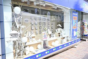 Unterschiedlichste Handelsbetriebe haben ihre Schaufenster weiß dekoriert. 