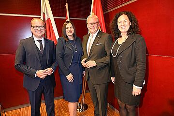 Bürgermeister Thomas Steiner, der 1. Vizebürgermeister Istvan Deli und die 2. Vizebürgermeisterin Charlotte Toth-Kanyak wurden von Landeshauptmann-Stellvertreterin Astrid Eisenkopf bei der konstituierenden Sitzung angelobt. 