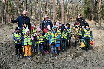 Bürgermeister Thomas Steiner und Agrarausschussobmann Hermann Nährer wurden von den Kindern des Kindergarten Oberberg beim Pflanzen der Bäume unterstützt. Die Schützlinge von Elementarpädagogin Jaqueline Grafl waren mit Begeisterung bei der Sache. 