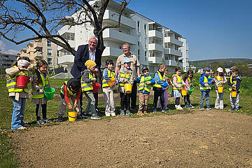 Bürgermeister Thomas Steiner mit Gärtnerchef Stefan Ferschich und den Kindern vom Kindergarten Krautgarten