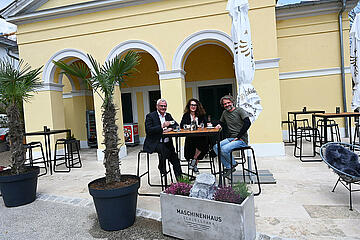 Bürgermeister Thomas Steiner beim ersten Kaffeegenuss im „Maschinenhaus“ mit den Betreibern Aaron Jandrisits und Barbara Alfon. 