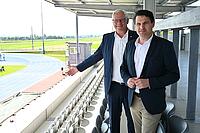 Bürgermeister Thomas Steiner mit dem Abg. z. NR Christoph Zarits auf der neuen Tribüne der Leichtathletik-Arena, die durch die KIP-Bundesmitteln realisiert werden konnte. 