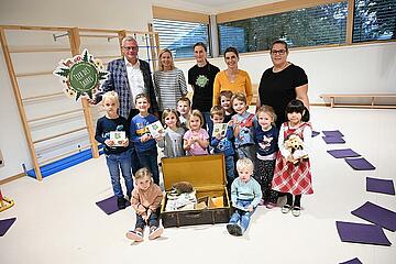 Bürgermeister Thomas Steiner mit Kindergärtnerinnen und Kindern