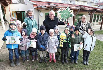 Bürgermeister Thomas Steiner mit Kindern des Kindergartens Kirchäckergasse