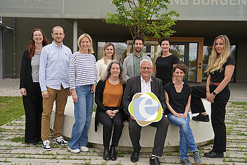 Gruppenbild der Projektgruppe "Klimaneutrale Stadt" mit Bürgermeister Thomas Steiner vor einem Baum