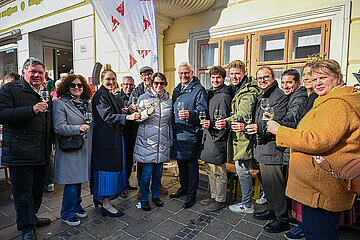 Bürgermeister Thomas Steiner und die St. Georgener Stadtbezirksvorsteherin Adelheid Hahnekamp (r.) stoßen mit den Winzern, die den heurigen Stadtwein vinifizierten, an. 