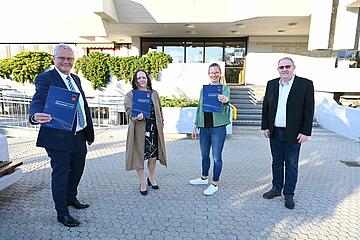 Bürgermeister Thomas Steiner, SPÖ-Klubobfrau Beatrix Wagner, Grüne-Gemeinderätin Anja Haider-Wallner und FPÖ-Ersatzgemeinderat Matthias Hahnekamp (v.l.) arbeiten gemeinsam an der Evaluierung des STEP.