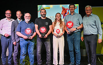 1. Vizebürgermeister Istvan Deli, Raiffeisen-Regionalleiter Thomas Radinger, Breitensportpreisträger Bernhard Prenner, Jürgen Krell, der den Sonderpreis des Bürgermeisters erhielt sowie die Sportlerin des Jahres Caroline Bredlinger, Sportkristall-Träger Roland Knor, auch Vertreter der Mannschaft des Jahres, die COLDAMARIS Eisenstadt Dragonz ist und Bürgermeister Thomas Steiner (v.l.). 