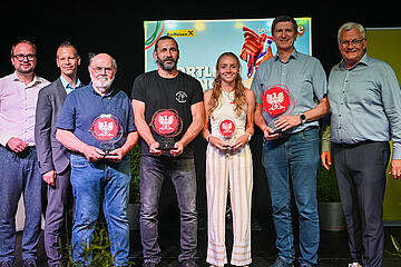 1. Vizebürgermeister Istvan Deli, Raiffeisen-Regionalleiter Thomas Radinger, Breitensportpreisträger Bernhard Prenner, Jürgen Krell, der den Sonderpreis des Bürgermeisters erhielt sowie die Sportlerin des Jahres Caroline Bredlinger, Sportkristall-Träger Roland Knor, auch Vertreter der Mannschaft des Jahres, die COLDAMARIS Eisenstadt Dragonz ist und Bürgermeister Thomas Steiner (v.l.). 