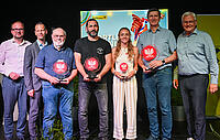 1. Vizebürgermeister Istvan Deli, Raiffeisen-Regionalleiter Thomas Radinger, Breitensportpreisträger Bernhard Prenner, Jürgen Krell, der den Sonderpreis des Bürgermeisters erhielt sowie die Sportlerin des Jahres Caroline Bredlinger, Sportkristall-Träger Roland Knor, auch Vertreter der Mannschaft des Jahres, die COLDAMARIS Eisenstadt Dragonz ist und Bürgermeister Thomas Steiner (v.l.). 