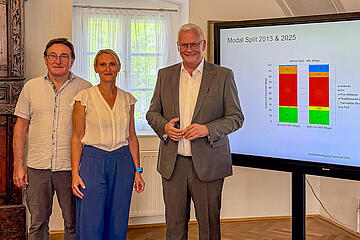 Bürgermeister Thomas Steiner mit den BOKU-Experten Juliane Stark und Reinhard Hössinger. 