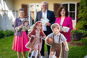 Bürgermeister Thomas Steiner mit Regina Lackner, der neuen Obfrau des Ausschusses für Kultur und Tourismus, und Künstlerin Uschi Zezelitsch im Garten der wunderschönen Stadtvilla
