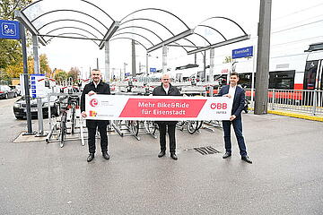 Landesrat Helmut Dorner, Bürgermeister Thomas Steiner und Erich Pirkl (GF ÖBB-Immobilienmanagement) präsentierten die neue B+R-Anlage am Bahnhof Eisenstadt
