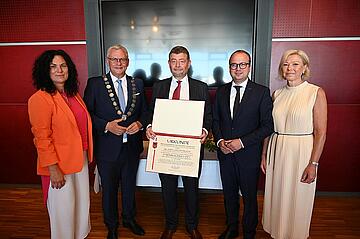 Bürgermeister Thomas Steiner mit dem neuen Ehrenbürger Dr. Stephan Ottrubay sowie dem 1. Vizebürgermeister Istvan Deli (2.v.r.), der 2. Vizebürgermeisterin Charlotte Toth-Kanyak und Magistratsdirektorin Gerda Török (r.). 
