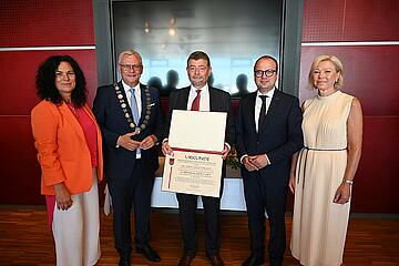 Bürgermeister Thomas Steiner mit dem neuen Ehrenbürger Dr. Stephan Ottrubay sowie dem 1. Vizebürgermeister Istvan Deli (2.v.r.), der 2. Vizebürgermeisterin Charlotte Toth-Kanyak und Magistratsdirektorin Gerda Török (r.). 