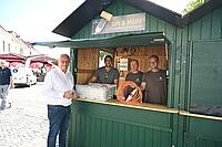 Bürgermeister Thomas Steiner mit den Bauhofmitarbeitern beim Abbau. 