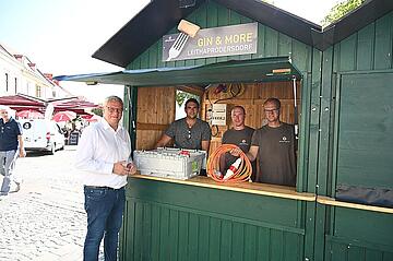 Bürgermeister Thomas Steiner mit den Bauhofmitarbeitern beim Abbau. 