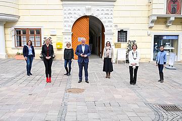 Bürgermeister Steiner mit den weiblichen Führungskräften vor dem Rathaus.