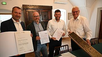 Bürgermeister Thomas Steiner (r.), Umweltgemeinderat Gerald Hicke (l.) sowie den Baudirektor Werner Fleischhacker und Bauhof-Chef Thomas Leeb (2.v.l.) konnten sich 2022 gleich über mehrere Preise des Klimaschutzministeriums freuen.