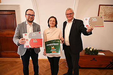 Bürgermeister Thomas Steiner mit dem 1. Vizebürgermeister und Stadtmanagement-Obmann Istvan Deli (l.) sowie Geschäftsführerin Margit Sommer. 