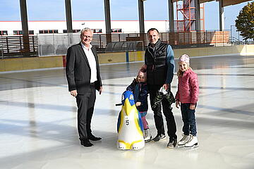 Bürgermeister Thomas Steiner mit Gerald Hicke, Obmann des Ausschusses für Schule, Sport und Jugend,