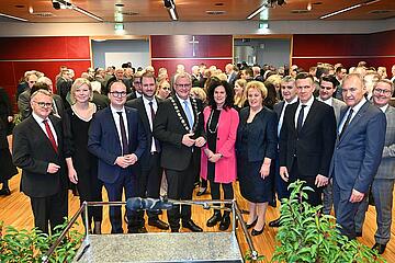 Bürgermeister Thomas Steiner (Mitte) mit Sport-Austria Präsident Hans Niessl, Magistratsdirektorin Gerda Török, 1. Vizebürgermeister Istvan Deli, EU-Abgeordneter Christian Sagartz, 2. Vizebürgermeisterin Charlotte Toth-Kanyak, Landtagspräsidentin Verena Dunst, 2. Landtagspräsident Walter Temmel, der Soproner Bürgermeister Ciprián Farkas und Wirtschaftskammerpräsident Peter Nemeth (v.l.). 