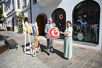 Bürgermeister Thomas Steiner mit einer der Fördernehmerinnen, Sandra Mayer vom Stadtkind. Sie hatte mitten in der Corona-Zeit 2020 ihre Kindermoden-Boutique aufgesperrt und wird nun sogar noch ein zweites Geschäft mit Kinderspielwaren und –möbel eröffnen. 