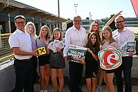 Bürgermeister Thomas Steiner mit Raiffeisenlandesbank Vorstandsdirektor Rudolf Suttner, dem 1. Vizebürgermeister und Sportbeiratschef Istvan Deli sowie Teilnehmerinnen beim Tag des Sports. 