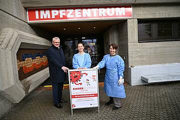Bürgermeister Thomas Steiner und zwei diensthabenden Ärztinnen 