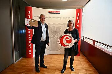 Bürgermeister Thomas Steiner mit Sozialausschuss-Obfrau Andrea Zänglein. 