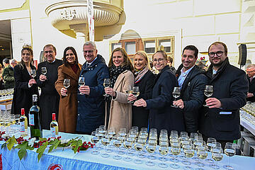 Weinkönigin Maria IV., Dompfarrer Pater Achim Bayer, Landtagspräsidentin Astrid Eisenkopf, Bürgermeister Thomas Steiner, Landeshauptmann-Stv. Anja Haider-Wallner, Lid-Burgenland Koordinatorin Elisabeth Pauer-Gerbavsits, Weinprinzessin Lena I., Wein Burgenland-Geschäftsführer Christian Zechmeister und 1. Vizebürgermeister Istvan Deli (v.l.). 