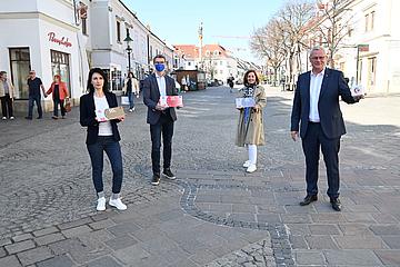 Bürgermeister Thomas Steiner mit den Unternehmern – Monika Karger (l.), Franz Pospischill und Katja Harnisch (2.v.r). 