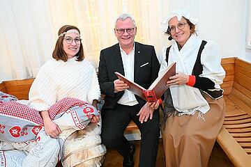 Bürgermeister Thomas Steiner mit Helga Bauer (r.) und Beata Farkas (l) alias Frau Holle und Goldmarie. 