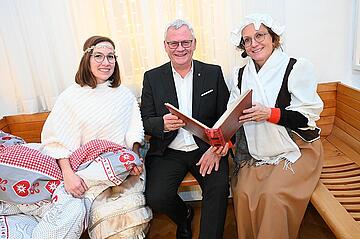 Bürgermeister Thomas Steiner mit Helga Bauer (r.) und Beata Farkas (l) alias Frau Holle und Goldmarie. 